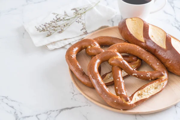 tuzlu kraker ve düz laugan ekmek 