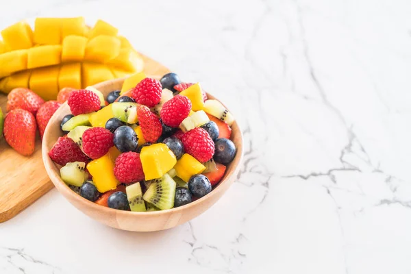 Mieszanych świeżych owoców (truskawki, maliny, borówki, kiwi, mang — Zdjęcie stockowe