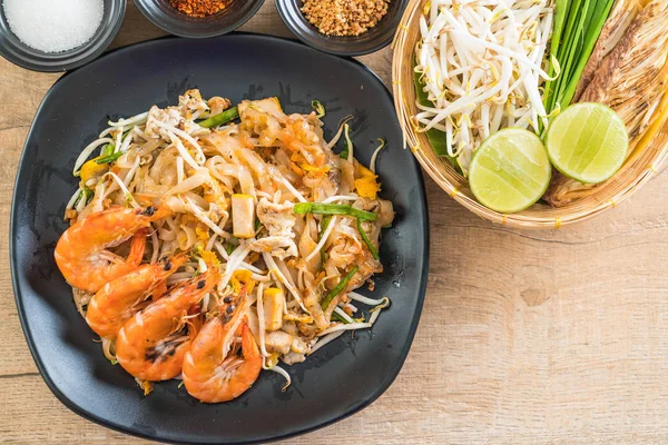 Thaise noedels "Pad Thai" met garnalen — Stockfoto