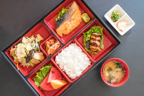 ızgara somon bento koymak