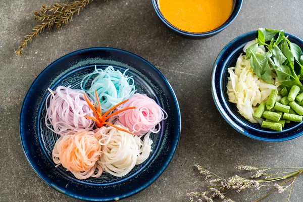 erişte ile balık köri sos ve sebze