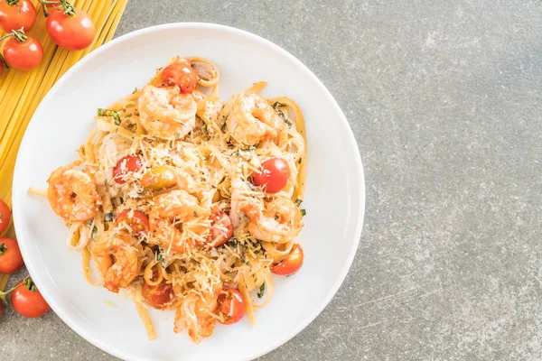 Espaguetis con gambas, tomates, albahaca y queso — Foto de Stock