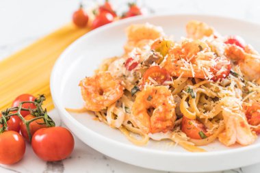 Spagetti karides, domates, fesleğen ve peynir ile 