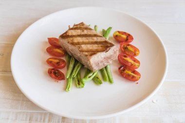 Tuna biftek salatası ile