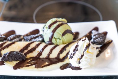 dondurma ve çırpılmış kremalı krep