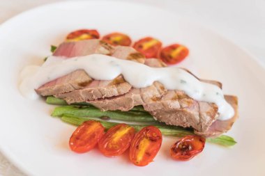 Tuna biftek salatası ile