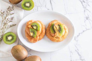 kivi tart plaka üzerinde