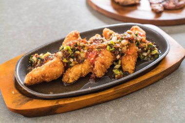 Kızarmış Balık sopa baharatlı sos ile