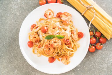 Spagetti karides, domates, fesleğen ve peynir ile 