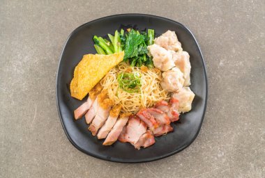 Yumurta noodle kırmızı kızarmış domuz, gevrek domuz eti, köfte ve çorba ile 