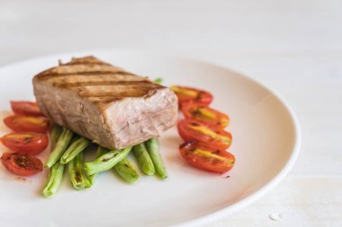 Tuna biftek salatası ile