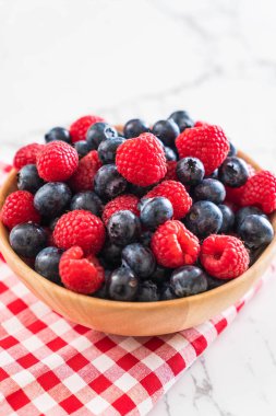 taze yaban mersini ve rasberry 