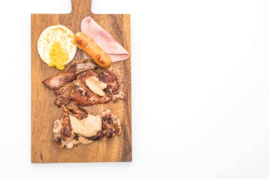 ahşap plaka üzerinde ızgara biftek mix
