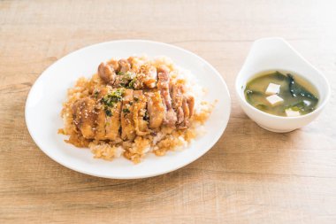 Teriyaki tavuk miso çorbası ile tepesinde pirinç