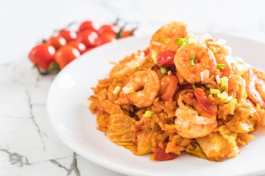 Kore baharatlı sos ve karides kızarmış pilav