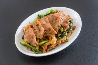 soya sosu ve domuz kızarmış noodle 