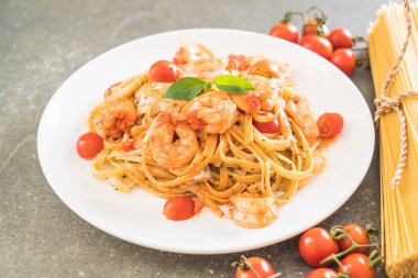 Spagetti karides, domates, fesleğen ve peynir ile 