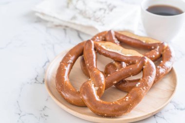 tuzlu kraker ekmek plaka üzerinde