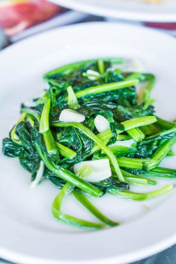 sarımsak ile tavada kızartılmış amaranth