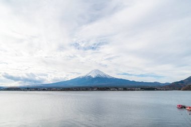 Japonya 'daki Kawaguchiko Gölü' nde Fuji Dağı..