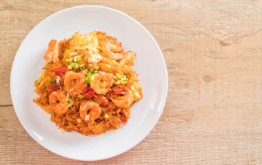 Kore baharatlı sos ve karides kızarmış pilav