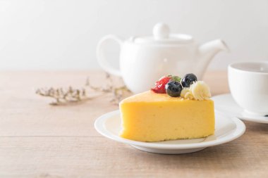 peynirli kek çilek ve yaban mersini