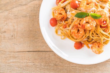 Spagetti karides, domates, fesleğen ve peynir ile 