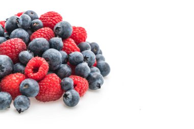 taze yaban mersini ve rasberry beyaz