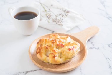 Yengeç sopa ekmek ile