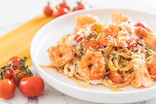 Spagetti karides, domates, fesleğen ve peynir ile 