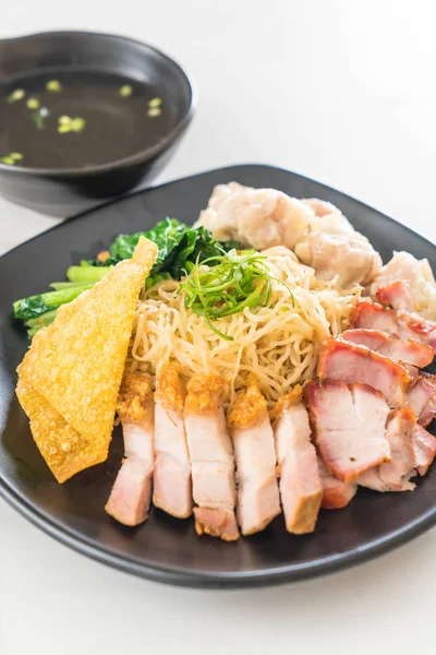 Yumurta noodle kırmızı kızarmış domuz, gevrek domuz eti, köfte ve çorba ile 