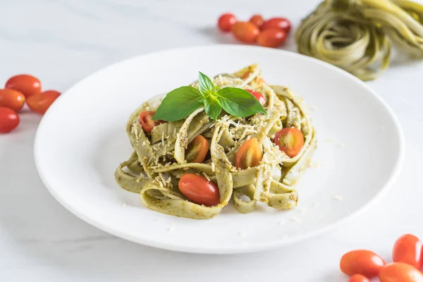 Fettuccine de espinacas con tomates — Foto de Stock