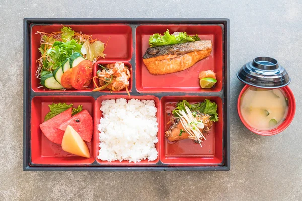 ızgara somon bento koymak