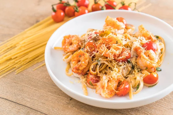 Spagetti karides, domates, fesleğen ve peynir ile 