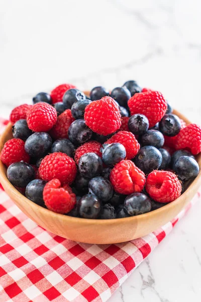 taze yaban mersini ve rasberry 