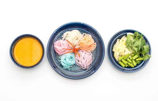 erişte ile balık köri sos ve sebze 