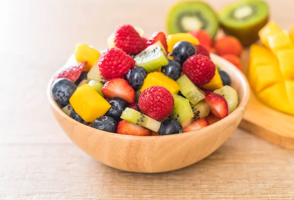 Gemischte frische Früchte (Erdbeere, Himbeere, Blaubeere, Kiwi, Mango — Stockfoto