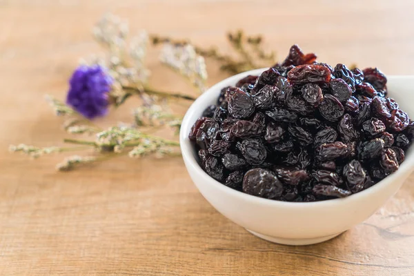 kabın içinde siyah kuru üzüm