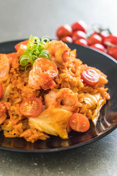 Kore baharatlı sos ve karides kızarmış pilav