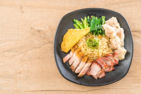 Yumurta noodle kırmızı kızarmış domuz, gevrek domuz eti, köfte ve çorba ile 