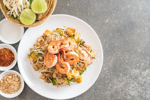 Thai gebratene Nudeln "Pad Thai" mit Garnelen — Stockfoto