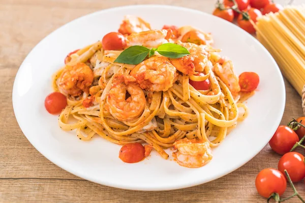 Spagetti karides, domates, fesleğen ve peynir ile 