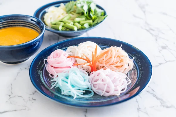 erişte ile balık köri sos ve sebze