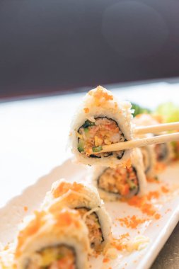 suşi roll maki tempura