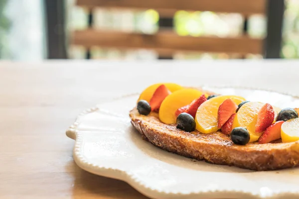 Pain perdu aux pêches, fraises et bleuets — Photo