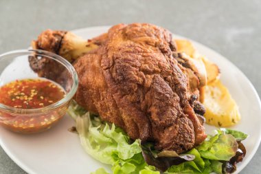 Gevrek domuz knuckle veya Alman domuz Hocks