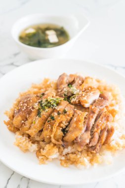 Teriyaki tavuk miso çorbası ile tepesinde pirinç