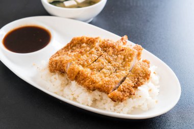 tepesinde pirinç (tonkatsu) ile miso çorbası kızarmış domuz eti