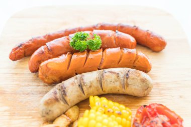 ızgara sosis mix sebze ve patates kızartması ile