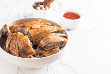 pot demlenmiş Ördek sosu ve ingradients ile